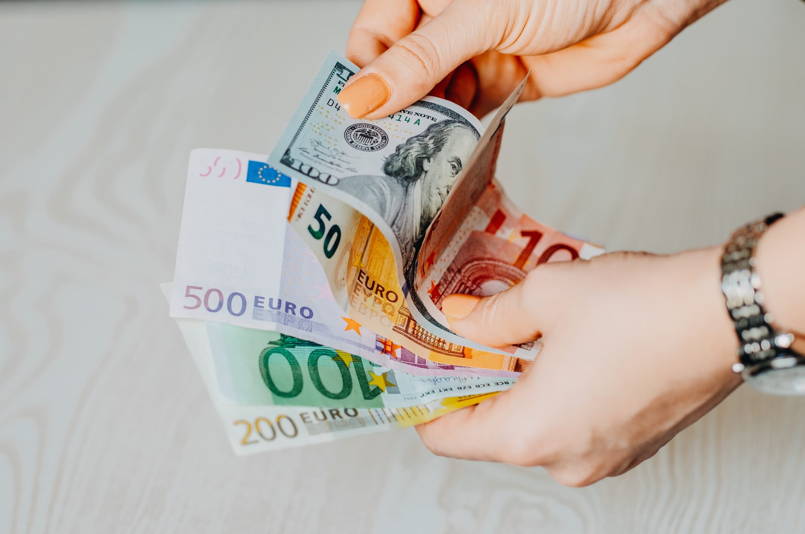 Read more about the article Dolar Ungguli Euro saat Pedagang Menunggu Keputusan Suku Bunga ECB