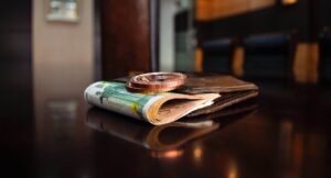 Read more about the article EUR/USD Turun di Bawah 1,1000 karena Dolar AS Ikuti Imbal Hasil Yang Lebih Kuat